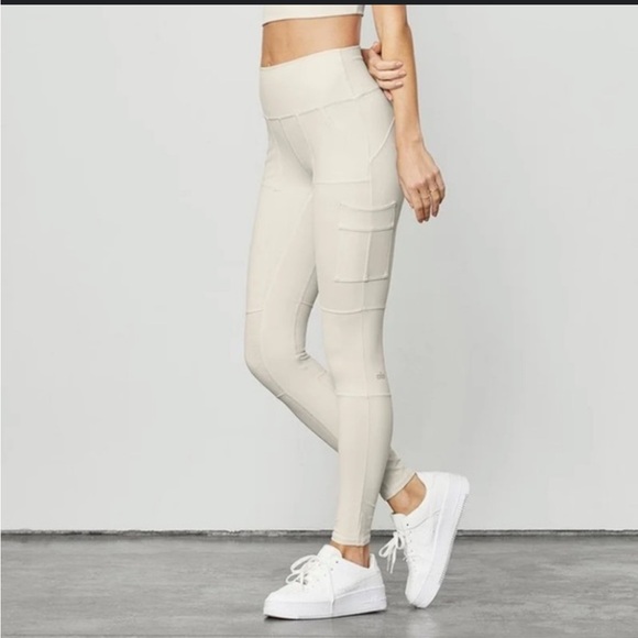 ALO Yoga Pants - ALO Cream High Waisted Cargo Leggings - Small